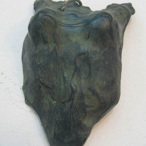 escultura cuirassa coraza marta darder hecha de bronce