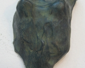 escultura cuirassa coraza marta darder hecha de bronce