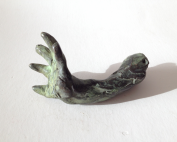 mano de dios marta darder escultura de bronce