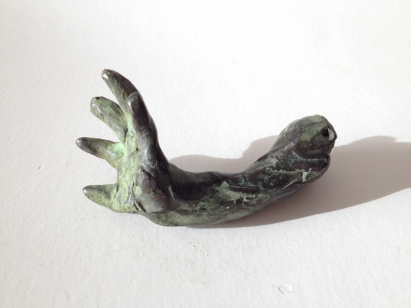 mano de dios marta darder escultura de bronce